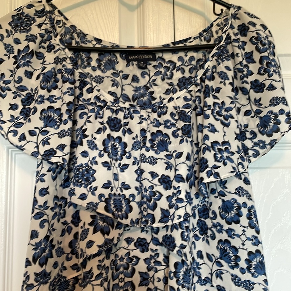 Women’s M Max Edition ruffle top blue/black scoop neck floral lightweight flowy